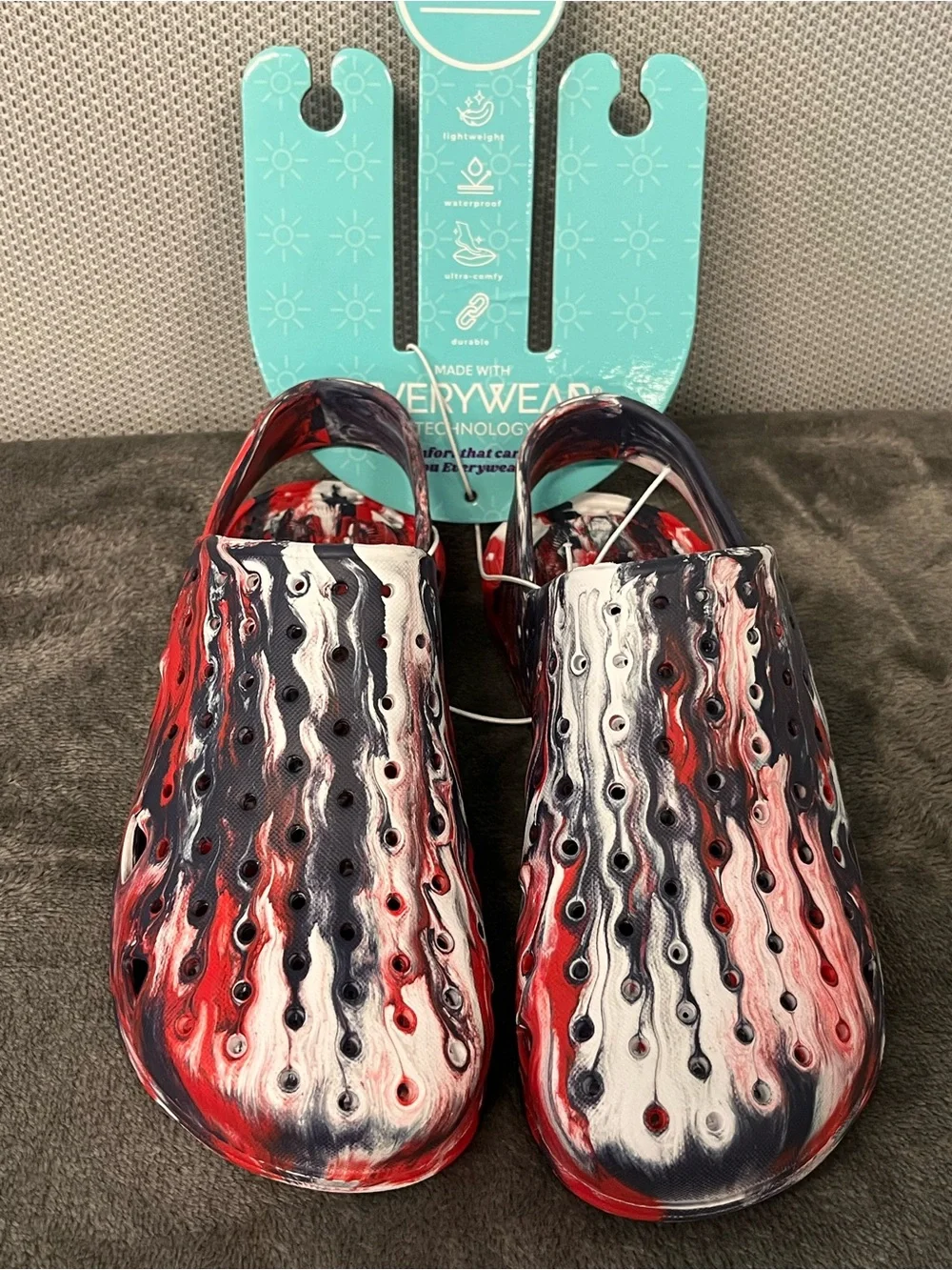 Totes kid’s clogs w/ lightweight Everywear technology. Flexible. Unisex 13-1 NWT
